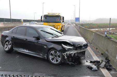 BMW total loss bij ongeval op de A59 (Maasroute) Waalwijk