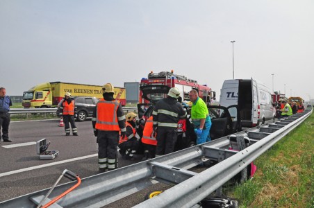 Vrouw bekneld na botsing op de A59 (Maasroute) Waalwijk