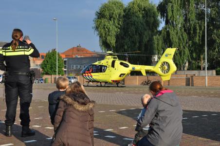 Traumahelikopter landt op het Unnaplein in Waalwijk