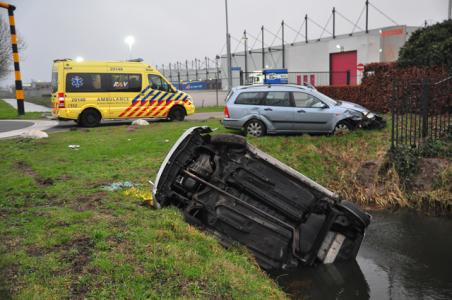 Auto in sloot na aanrijding in Waalwijk