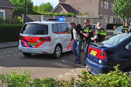 Man zwaait op straat met mes in Waalwijk, politie slaat man in de boeien