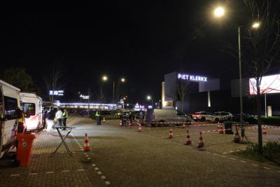 Grote politiecontrole op parkeerterrein van Piet Klerkx Waalwijk