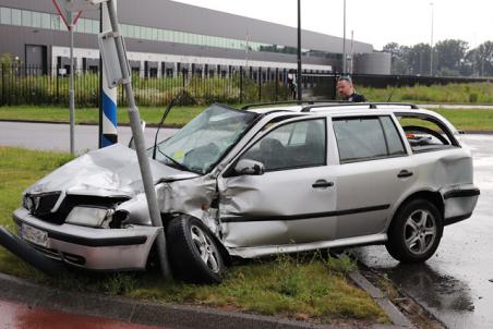 Automobilist botst tegen vrachtwagen aan de Pakketweg Waalwijk