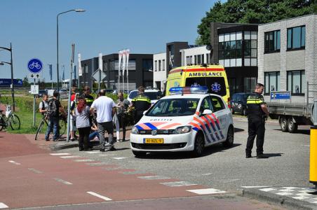 Meisje vliegt over motorkap van auto aan de Cartografenweg Waalwijk