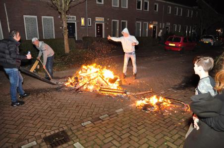 Kampvuur op straat blokkeert verkeer, brandweer laat jongeren het vuur zelf doven