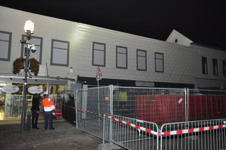 Omstanders zien scheuren bij winkelpand aan de Stationsstraat Waalwijk