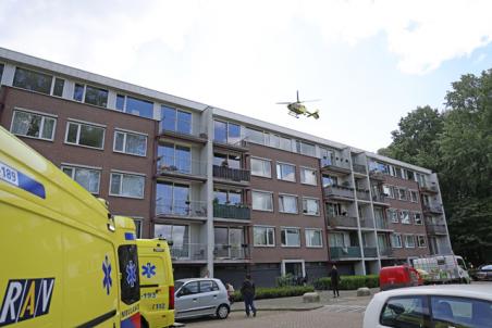 Traumahelikopter landt midden in woonwijk aan de Noordstraat Waalwijk