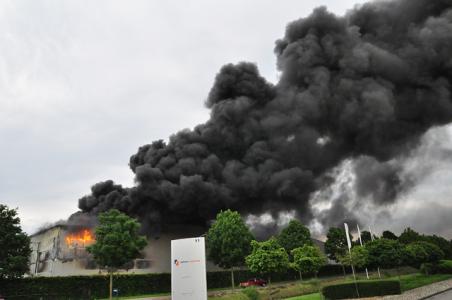 VIDEO: Grote industriebrand bij Huiskes Metaal in Waalwijk: sluit ramen en deuren