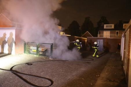 Mercedes uit 1978 brandt uit in Waalwijk