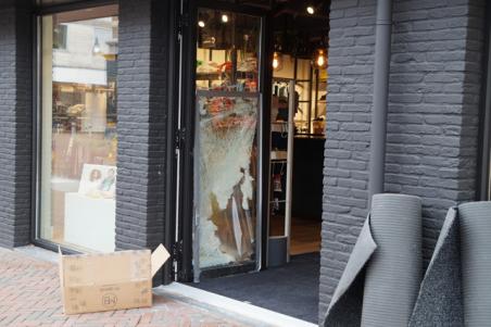 Snelkraak bij kledingwinkel Waalwijk, even verderop gecrashte auto gevonden