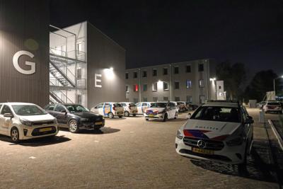 Politie met meerdere eenheden naar campus voor arbeidsmigranten na melding man met mes