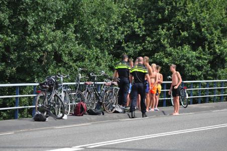 Levensgevaarlijk: jongens springen van brug in het water in Waalwijk