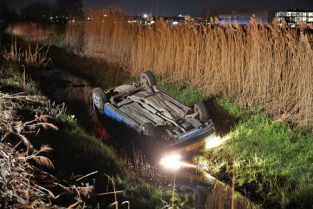 Auto belandt op z&#039;n kop in de sloot langs A59 bij Waalwijk