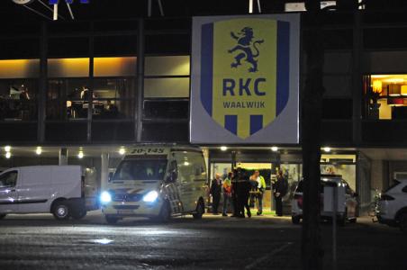 Politie en ambulance rukken uit naar het Mandemakers Stadion aan de Akkerlaan Waalwijk