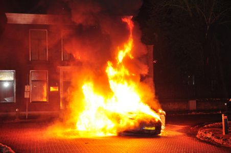 UPDATE: Brandweer rukt uit voor felle autobrand aan de Emmikhovensestraat Waalwijk