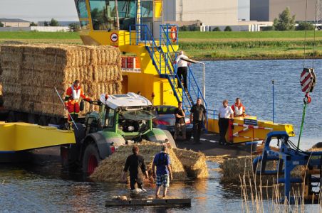 Tractor te water bij veerpont Waalwijk en Drongelen