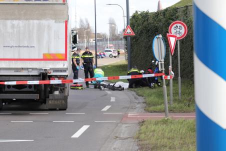 Fietser (74) overlijdt nadat hij op voorruit van vrachtwagen belandt aan de Biesbosweg Waalwijk