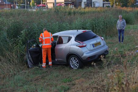 Auto raakt van de weg en belandt in droge sloot Midden-Brabantweg