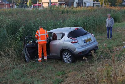 Auto raakt van de weg en belandt in droge sloot Midden-Brabantweg
