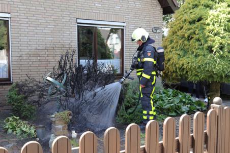 Onkruid wegbranden gaat fout aan de Geerde Waalwijk