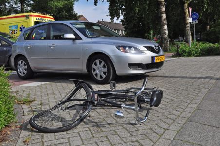 Jongen vliegt met fiets over motorkap aan de Bachlaan Waalwijk