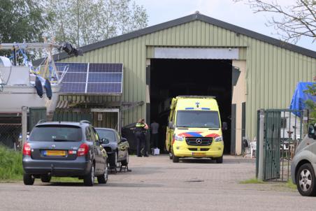 Man valt van hoogte in loods aan de Industrieweg Waalwijk