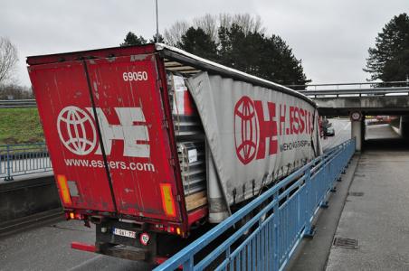 Het was even rustig, maar er staat weer een vrachtwagen vast onder de brug in Waalwijk