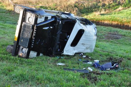 Land Rover-bestuurder slechts lichtgewond nadat auto van A59 kukelt
