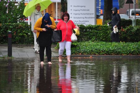 Mensen op blote voeten om ziekenhuis binnen te komen aan de Kasteellaan Waalwijk