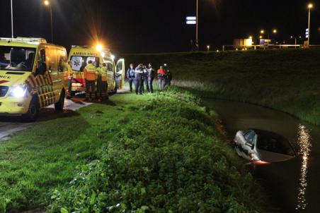 Bestuurder rijdt met auto de sloot in aan de Keurweg Waalwijk