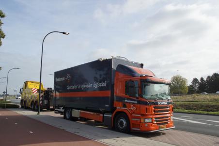 Weer rijdt vrachtwagen zich vast onder ‘bekend’ viaduct Waalwijk