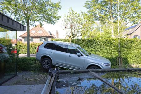 Auto schiet door bosjes en belandt in achtertuin aan Wilhelminastraat