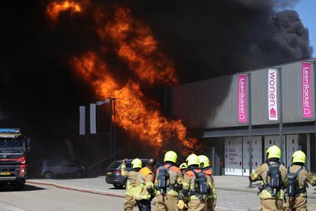 Zeer grote brand op Professor Zeemanweg: Meerdere brandweerkorpsen strijden tegen allesverwoestend vuur