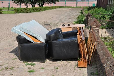 Inboedel gedumpt aan de Zomerdijksestoep Waalwijk