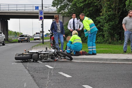 Motorrijdster gaat hard onderuit met motor aan de Taxandriaweg Waalwijk