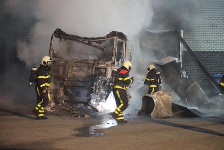Niets meer over van vrachtwagen na brand in Waalwijk