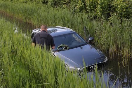 Audi vliegt uit de bocht en belandt in de sloot in Waalwijk