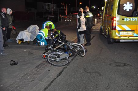 Fietser en scooterrijder gewond bij frontale aanrijding in Waalwijk