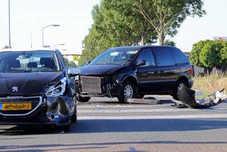 Auto’s botsen op kruising Kleiweg in Waalwijk