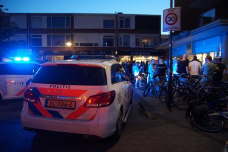 Man zwaait met mes, bedreigt voorbijgangers en slaat politieagent in Albert Heijn in Waalwijk: ‘Ik steek je neer’