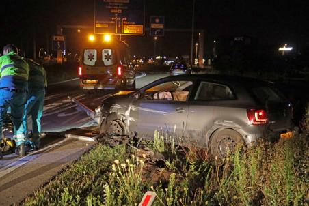 Agressieve automobilist rijdt lantaarnpaal uit de grond en wordt geboeid afgevoerd met ambulance