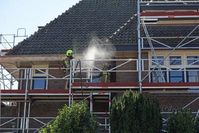 Dakbrand bij woning Mr. van Coothstraat tijdens schilderwerkzaamheden