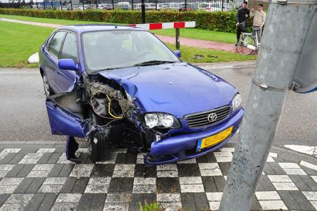 Vrouw ramt met auto tegen lantaarnpaal aan de Kleiweg Waalwijk