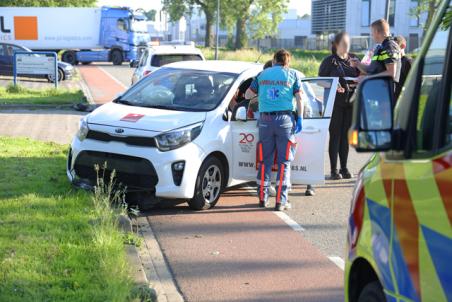 Bestuurster botst met auto tegen een betonblok aan de Industrieweg Waalwijk