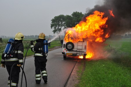 Felle brand verwoest 33 jaar oude camper aan de Overstortweg Waalwijk