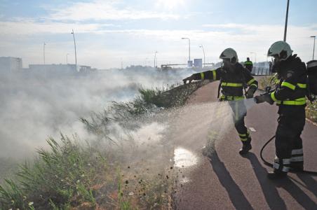 Bermbrand geeft rookoverlast op Midden-Brabantweg Waalwijk
