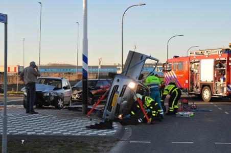 Auto belandt op zijn kant bij botsing tussen drie auto&#039;s in Waalwijk