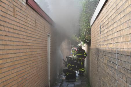 Dikke rookwolken bij schuurbrand in Waalwijk