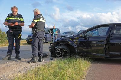 Twee auto's botsen op Valkenvoortweg in Waalwijk