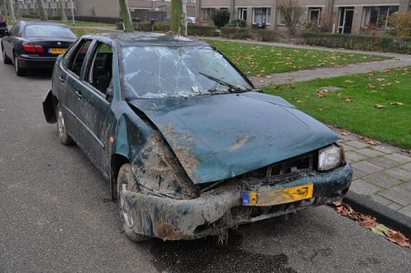 Zwaar beschadigde auto aangetroffen aan de Beethovenlaan Waalwijk